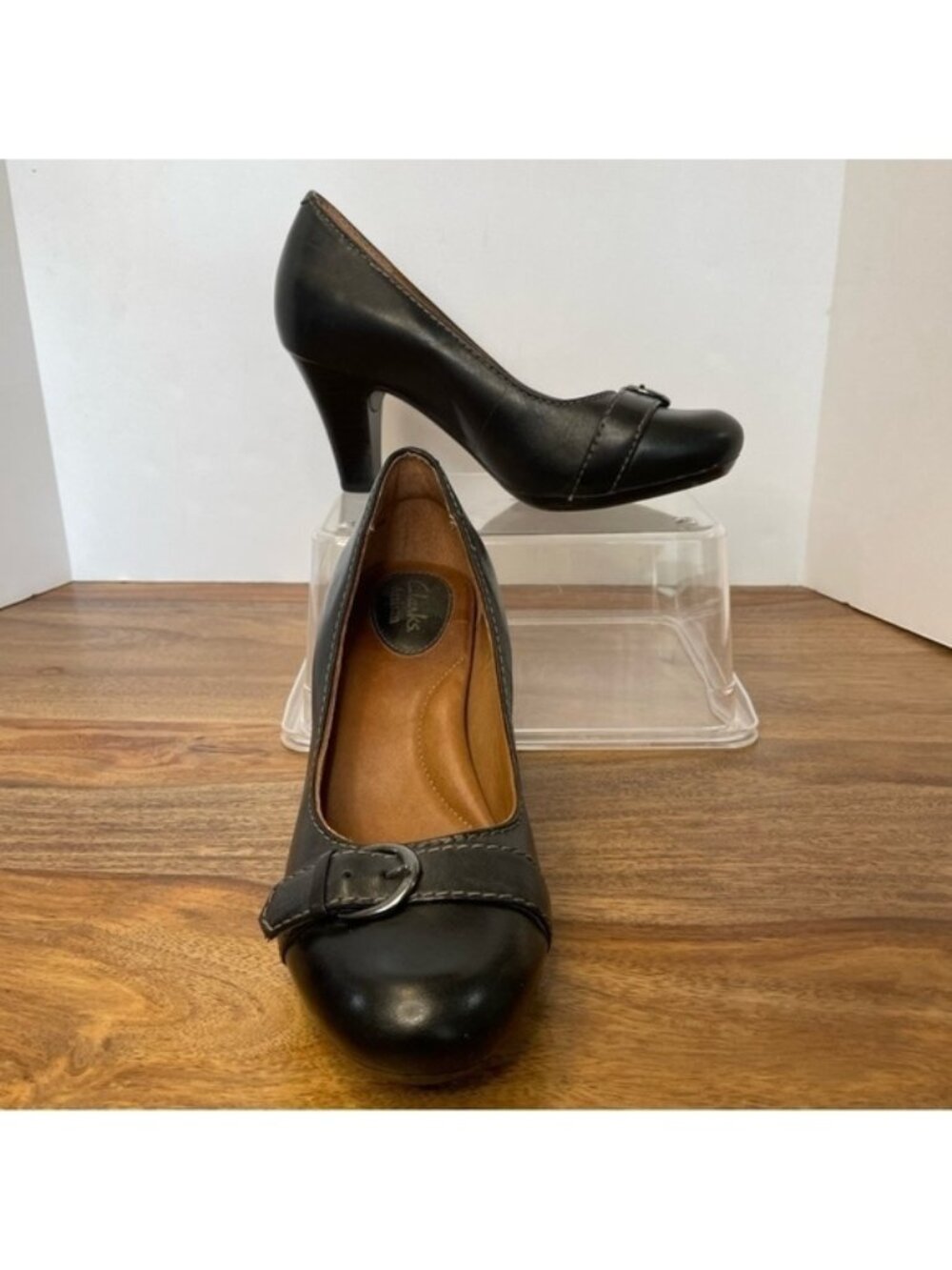 Clarks Artisan Black Metal Buckle Round‎ Toe 2 1/2" Stacked Heels sz 6.5 Office